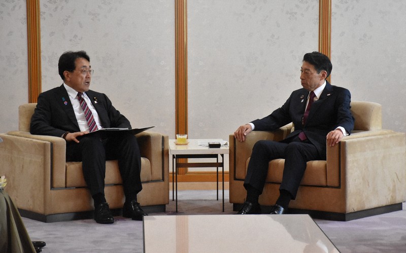 最低賃金について意見交換する赤沢亮正経済再生担当相（左）と服部誠太郎知事＝福岡市博多区の福岡県庁で2025年8月14日午前10時3分、宗岡敬介撮影