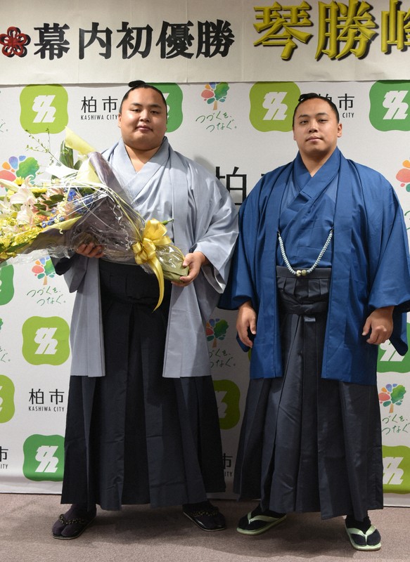 大相撲名古屋場所で初優勝して柏市役所に報告に訪れた琴勝峰関（左）と弟の琴栄峰関＝千葉県柏市で2025年8月1日午後1時28分、高橋努撮影