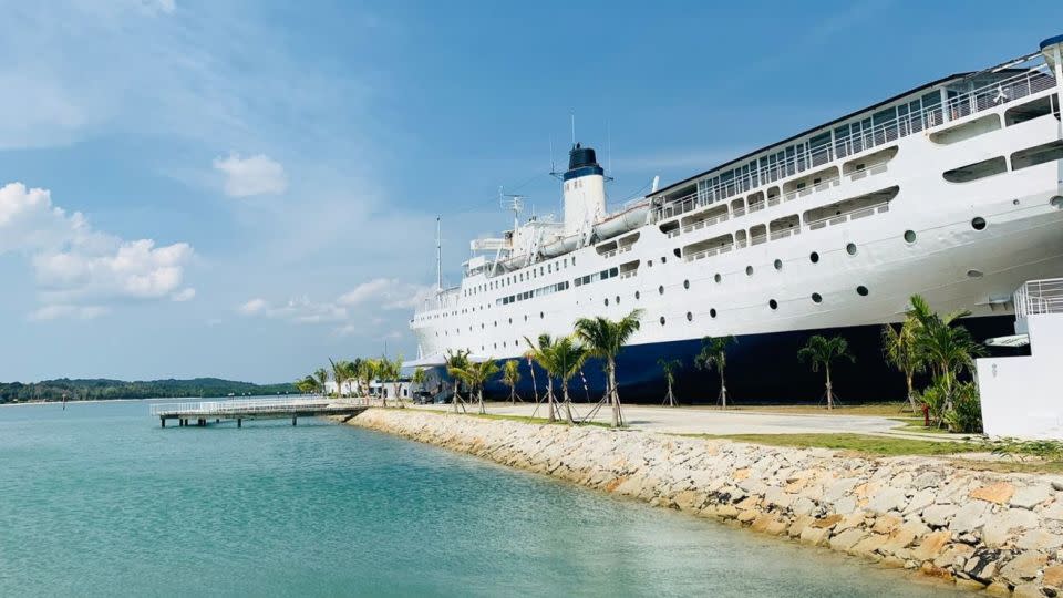 Las cabañas del hotel cuestan entre 1,7 y 3,8 millones de rupias indonesias (entre US$ 105 y US$ 235) por noche. - Doulos Phos The Ship Hotel