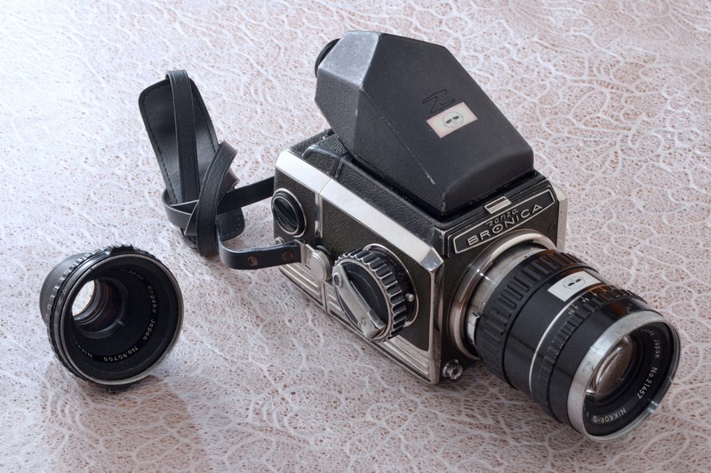 プリズムファインダーとNikkor-Q13.5cm F3.5を装着したZENZA BRONICA S。左はNikkor-P 7.5cm F2.8=中村琢磨撮影