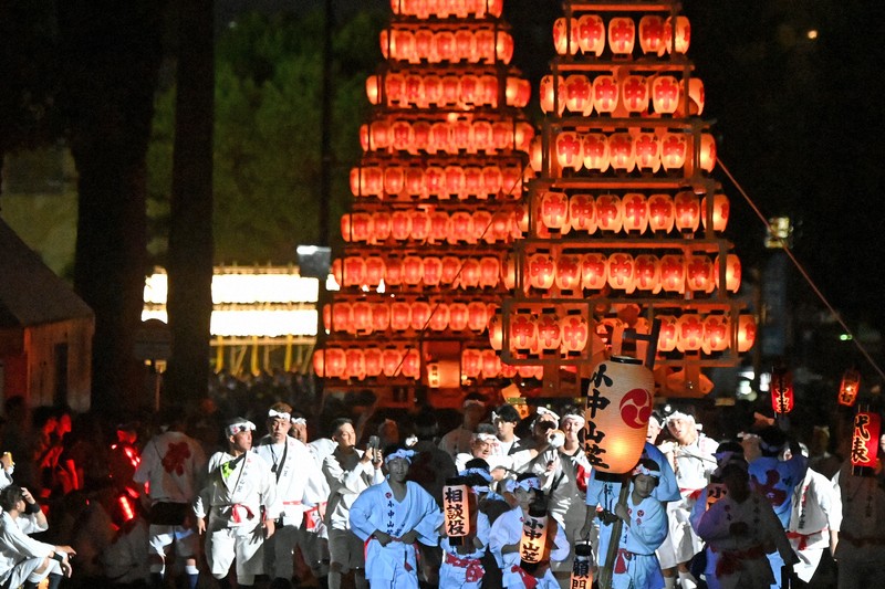 多くの提灯が夏の宵闇に揺れた戸畑祇園大山笠の競演会＝北九州市戸畑区で2025年7月26日午後8時4分、上入来尚撮影