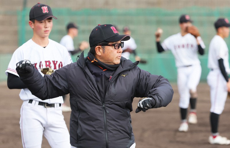 選手たちに指導する広陵の中井哲之監督＝広島市安佐南区で2024年2月10日、長谷川直亮撮影