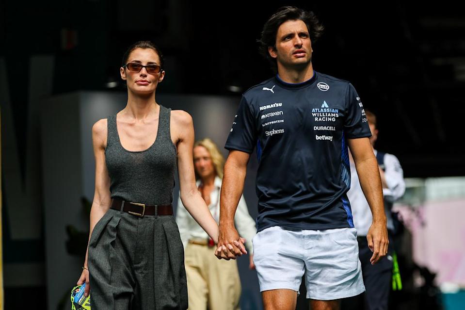 Carlos Sainz y su pareja, la modelo Rebecca Donaldson con la que lleva más de un año de relación