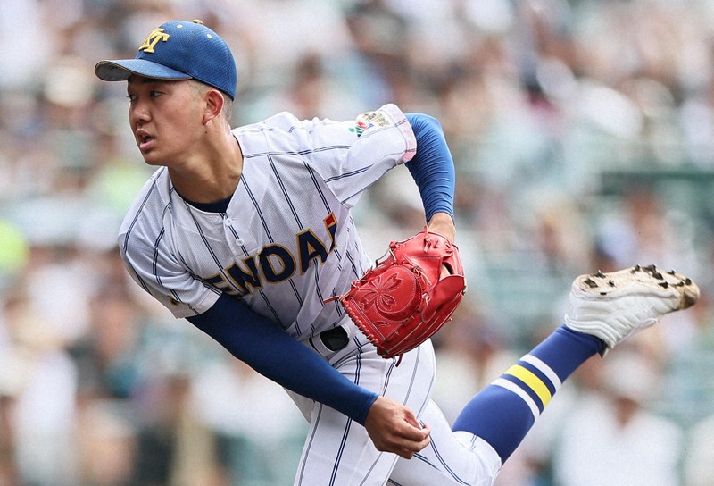 【健大高崎－京都国際】力投する健大高崎の石垣元＝阪神甲子園球場で2025年8月13日、前田梨里子撮影