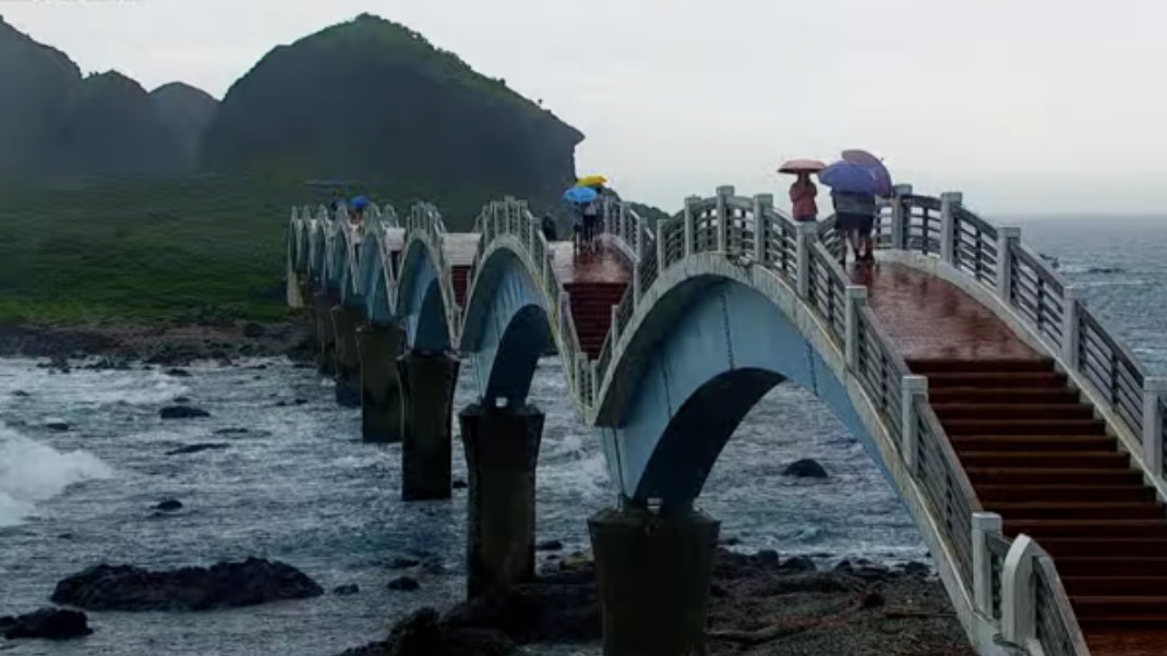 俄羅斯地震｜台灣海嘯警報　追風市民在海岸旁等待　網民怒罵