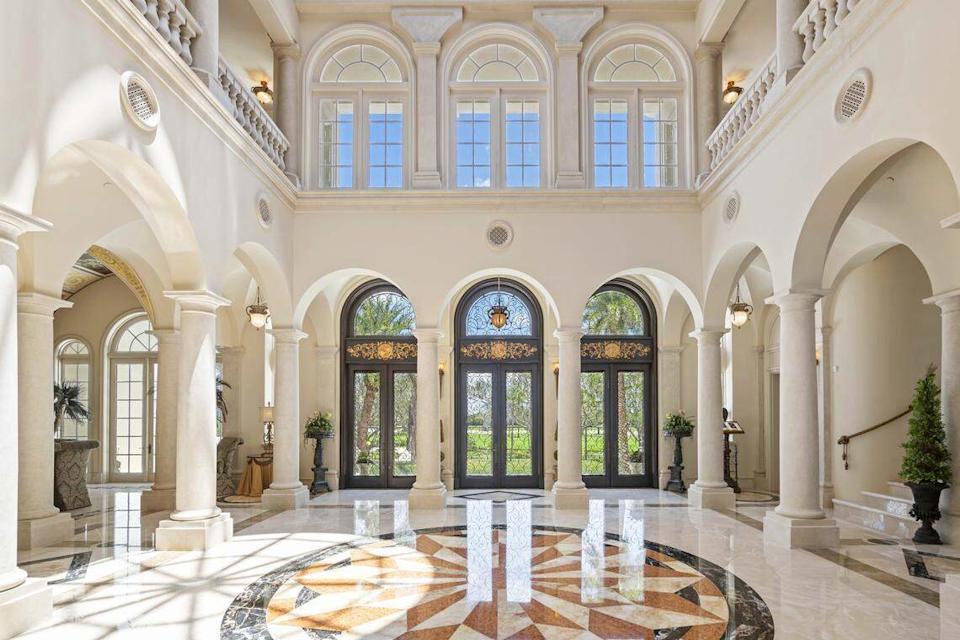 El interior de una mansión de $30.3 millones en Longboat Key, Sarasota, que batió récords. Se vendió en julio de 2025.
