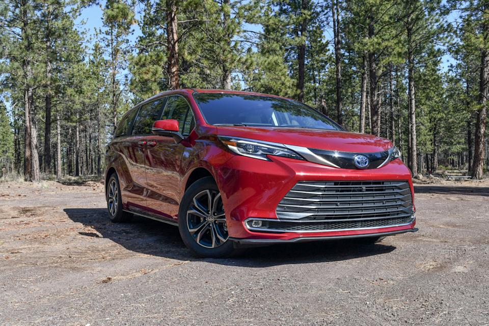 2025 Toyota Sienna Platinum HEV AWDKristen Brown