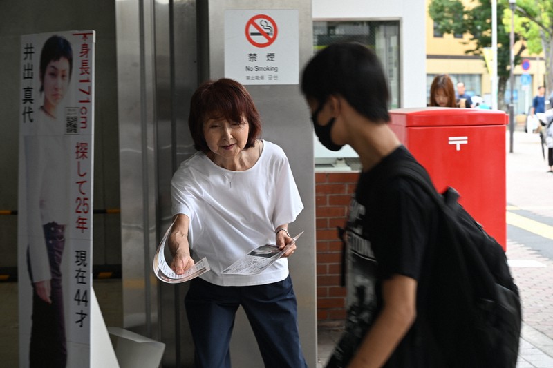 行方不明となっている井出真代さんの情報提供を呼び掛ける母万里子さん（左）＝東京都町田市のJR成瀬駅前で2025年8月13日午前11時2分、松本ゆう雅撮影