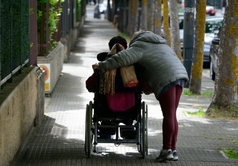 「傳統不說、默默承擔」的文化,正壓縮了家庭間有效溝通的空間。僅為情境配圖,取自Shutterstock