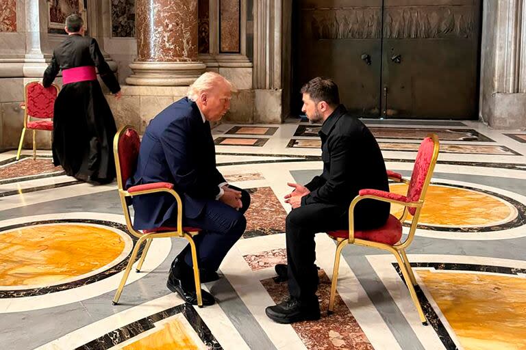 Zelensky y Trump durante el funeral del papa Francisco en la Basílica de San Pedro.