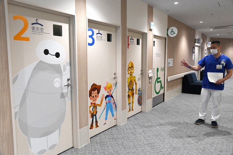 更衣室の扉にもディズニーのキャラクターが描かれている=つくば市の筑波大病院で2025年7月25日午後2時50分、酒造唯撮影