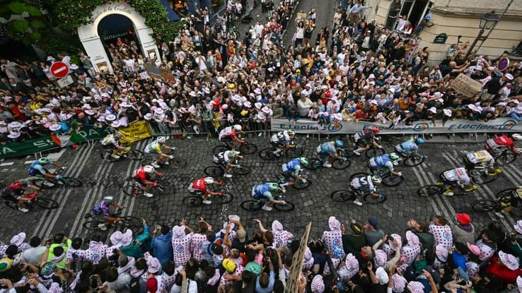 Tour de France 2025: les images de l'incroyable ambiance rue Lepic, dans Montmartre, avec des airs de Jeux olympiques