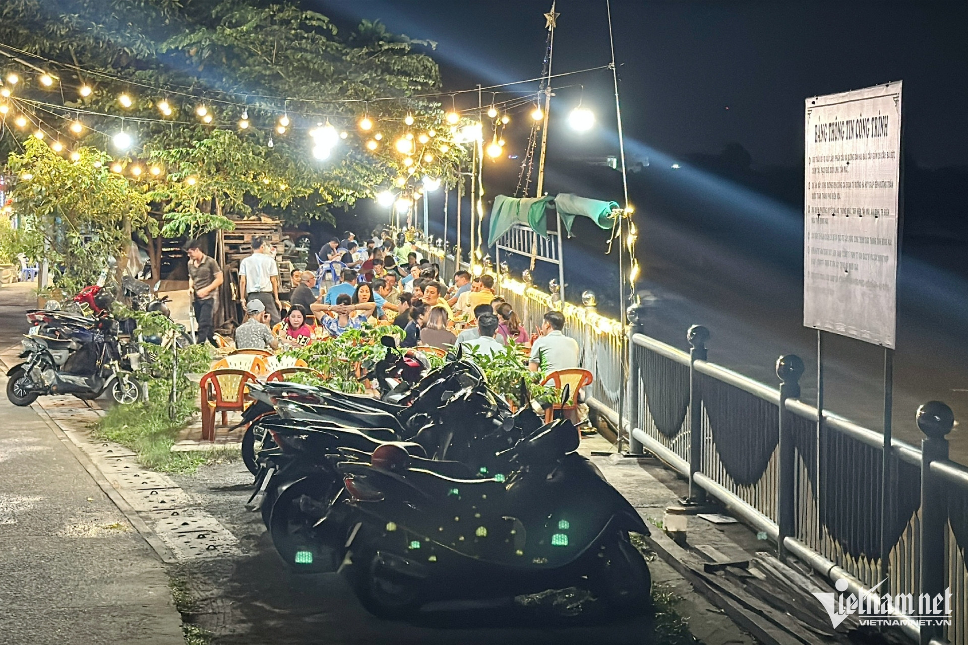 Hành lang kè sông bị 'hô biến' thành phố ẩm thực, dân bức xúc, chủ tịch phường nói câu quen thuộc