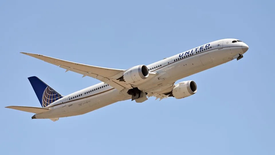 United Airlines flight makes emergency landing at Dulles after pilot declares mayday