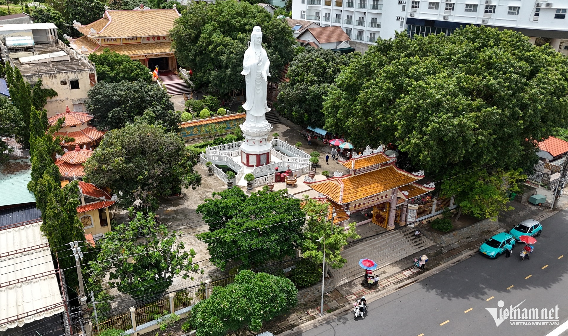 Ngôi chùa dưới triền núi mang tên vị Bồ Tát, có bức tượng cao 18m hướng ra biển