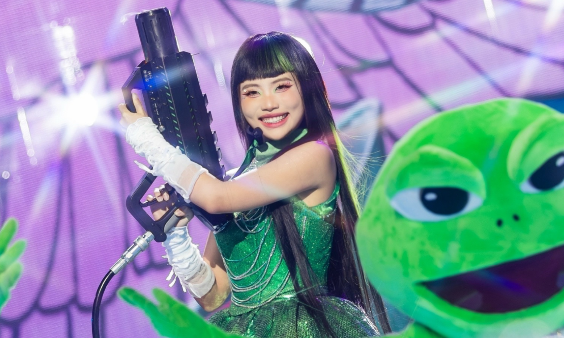 Phương Mỹ Chi chơi guitar điện rất 'ngầu', Bảo Anh 'tái sinh' bốc lửa