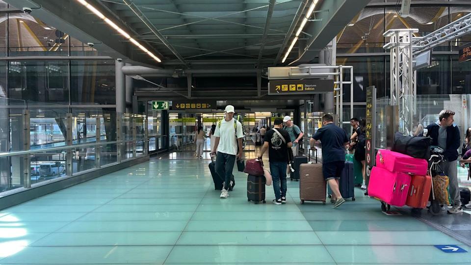 Viajeros en el aeropuerto de Barajas.