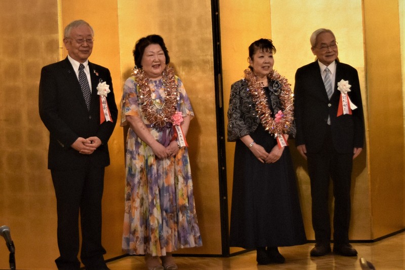 会員賞を受賞した八木玉汀さん（左から2人目）と伊藤理恵さん（同3人目）＝松山市で2025年8月20日午後1時34分、広瀬晃子撮影
