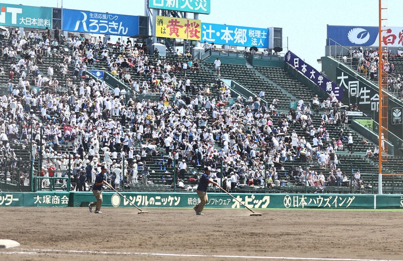 【日大三－関東一】空席が目立つアルプススタンド＝阪神甲子園球場で2025年8月19日、玉城達郎撮影