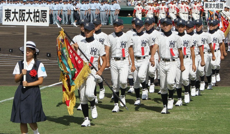 2011年の夏の甲子園大会で入場行進する東大阪大柏原の選手たち=阪神甲子園球場で2011年8月6日、後藤由耶撮影