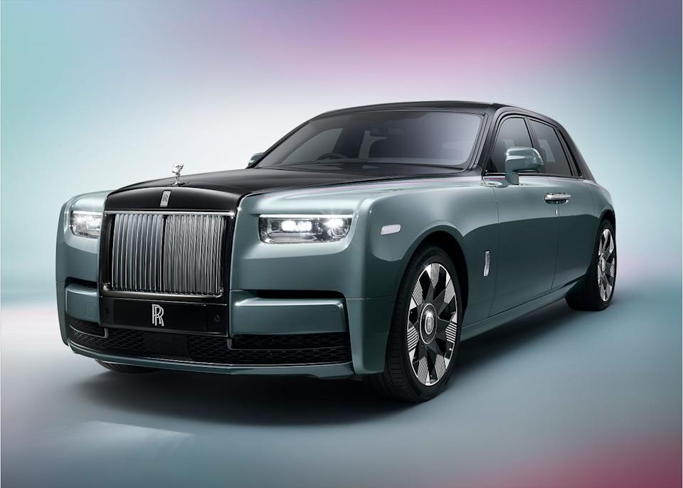 2023 rollsroyce phantom front threequarters
