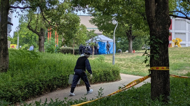 乳児の遺体が見つかった扇町公園で鑑識活動をする捜査員ら＝大阪市北区で2025年8月15日午後1時38分、露木陽介撮影