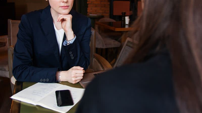 一名女子因老闆人太好、工作氣氛非常融洽，就算薪資提高30%，她遲遲不敢跳槽。（圖／翻攝自pixabay）
