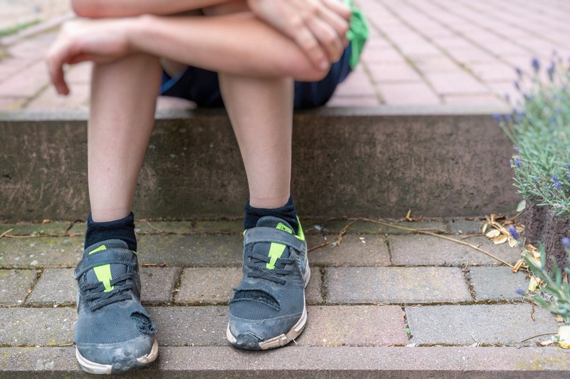 「エアコンなし」「昼食なし」　低所得家庭の子ども、夏休みの危機