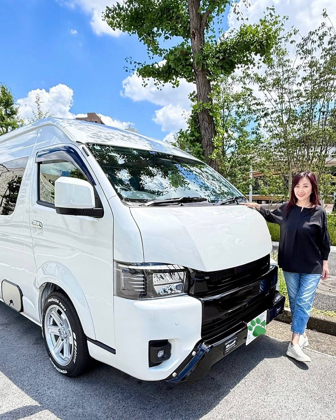 夫は17歳上の大御所俳優、〝特殊な新車〟納車の63歳歌手が話題「快適なお出掛けですね」