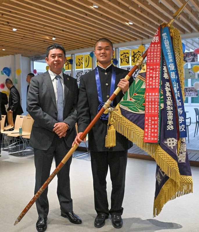 第97回選抜高校野球大会で優勝し、記念写真に納まる横浜の阿部葉太主将（右）と村田浩明監督＝横浜市で2025年3月31日、新宮巳美撮影