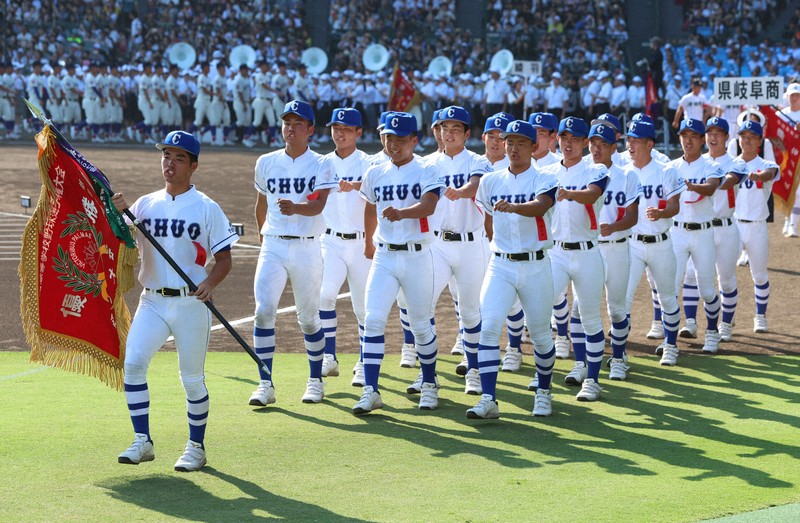 開会式で行進する豊橋中央の選手たち＝阪神甲子園球場で2025年8月5日、前田梨里子撮影