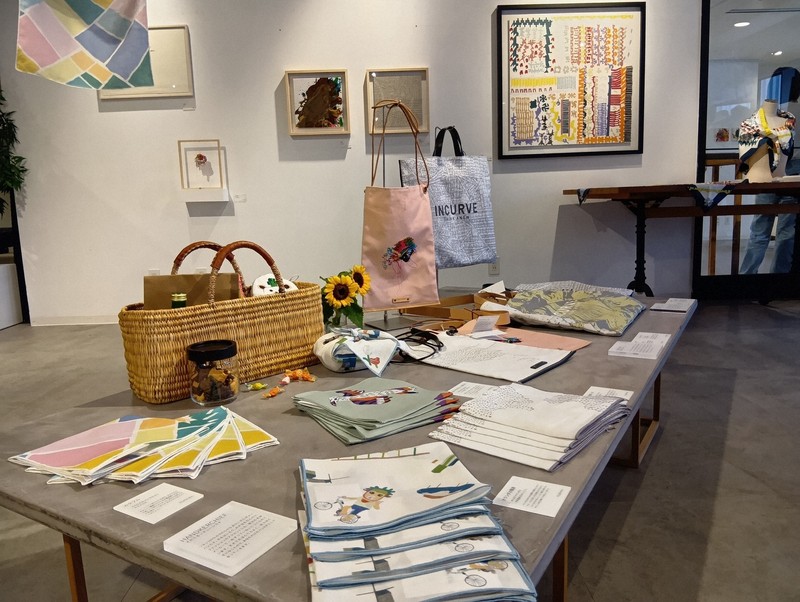 知的障害のある作家の作品をモチーフにした新作グッズと原画などを展示するポップアップストア=箕面市船場東2で2025年8月2日、加藤明子撮影