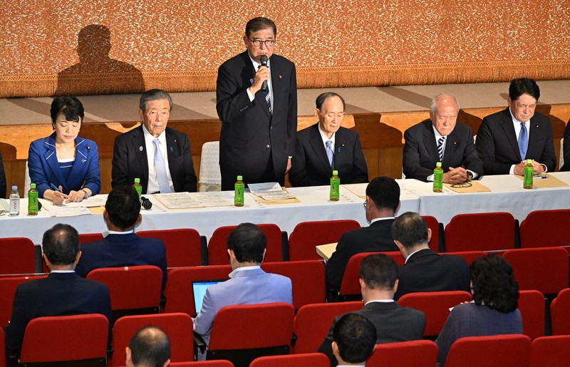 自民党の両院議員懇談会で発言する石破茂首相（左から3人目）。左から2人目は森山裕幹事長、右端は小野寺五典政調会長＝同党本部で2025年7月28日午後3時39分、平田明浩撮影