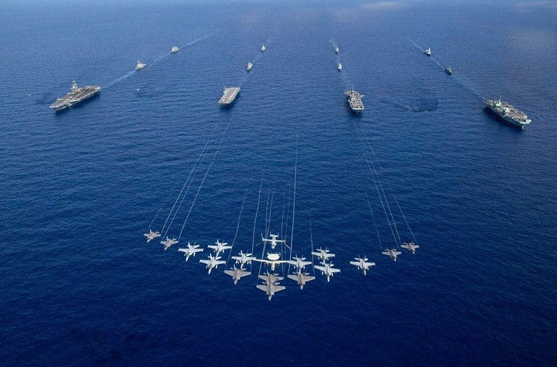日米英豪など6カ国の共同訓練の一環で、撮影用に陣形を組んだ艦艇と航空機＝北フィリピン海で2025年8月、英空母打撃群のX（ツイッター）から