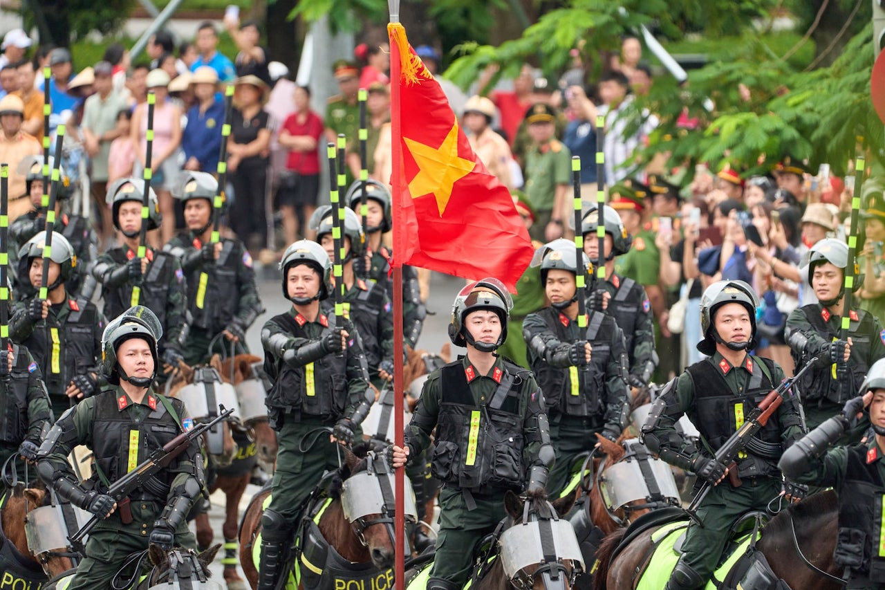 Kỵ binh biểu diễn trên phố, em bé Hải Phòng thích thú lần đầu lên lưng ngựa