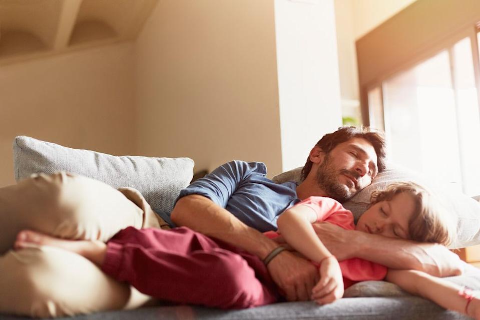 Padre e hijo echando la siesta