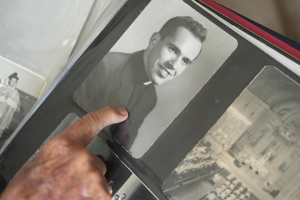 El padre James Kelly muestra un retrato suyo en un álbum cuando era un sacerdote joven, durante una entrevista en la comunidad de retiro Normandy Farms Estates, el miércoles 18 de junio de 2025, en Blue Bell, Pensilvania. (AP Foto/Luis Andrés Henao)