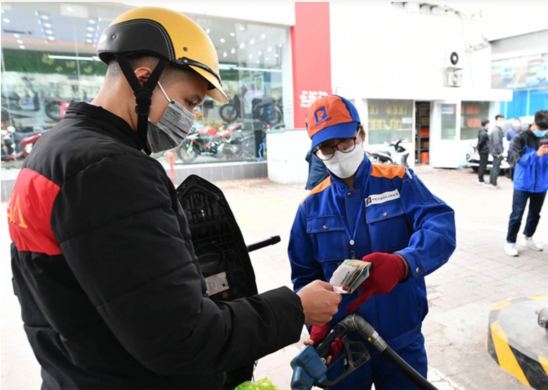 Giá xăng ngày mai dự báo tiếp tục tăng