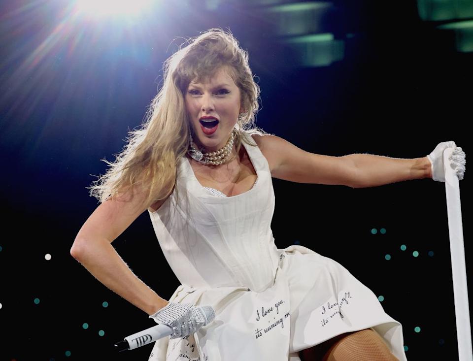 Plano medio de Taylor Swift durante un concierto en Vancouver