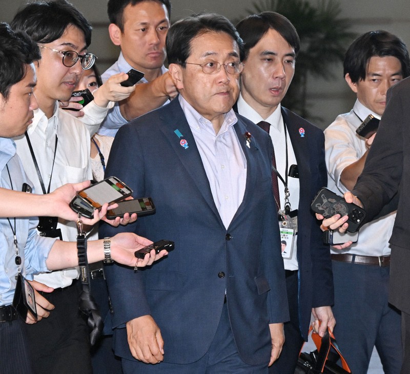 米国との関税交渉について報告のため首相官邸に入る赤沢亮正経済再生担当相(中央)=2025年7月24日午後5時27分、平田明浩撮影