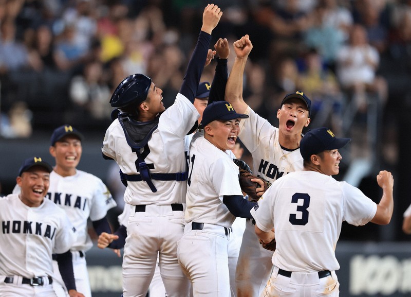 南北海道大会決勝で札幌日大に勝ち、喜ぶ北海の選手たち=エスコンフィールド北海道で2025年7月20日、宮間俊樹撮影
