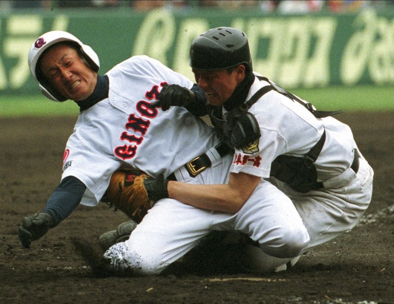 【宜野座－岐阜第一】第73回選抜高校野球大会でホームに滑り込む宜野座・仲間芳博＝阪神甲子園球場で2001年3月28日、大西達也撮影