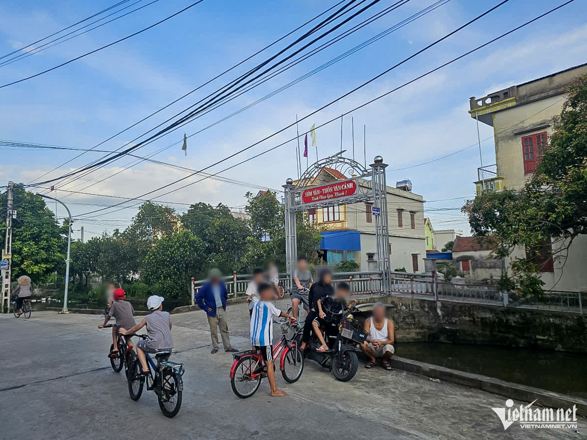 Vụ 2 cháu bé ở Ninh Bình đi xe đạp ngã xuống kênh nước, lộ 'bẫy' chí mạng