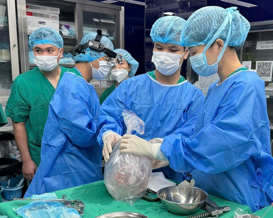 Cảnh sát giao thông hỗ trợ chuyến xe hồi sinh cuộc đời người đàn ông nguy kịch