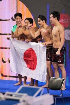 日本、男子400メドレーリレーで優勝　競泳世界ジュニア選手権