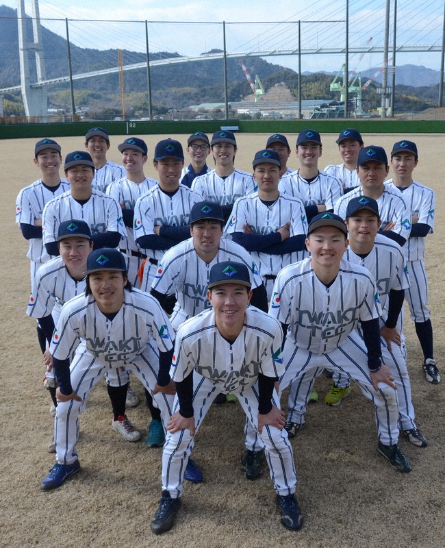 初出場するイワキテック＝愛媛県上島町のいきなスポレク公園野球場で2025年2月11日午後1時37分、鶴見泰寿撮影