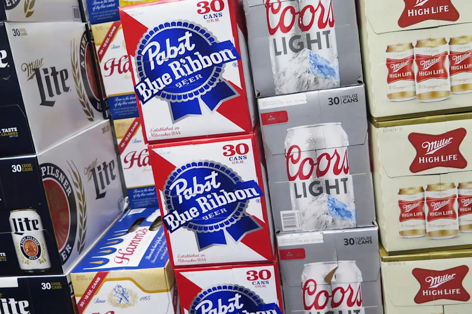 Cajas de cerveza apiladas en una licorería de Milwaukee el 8 de noviembre de 2018. (Foto AP/Iván Moreno, Archivo) · ASSOCIATED PRESS