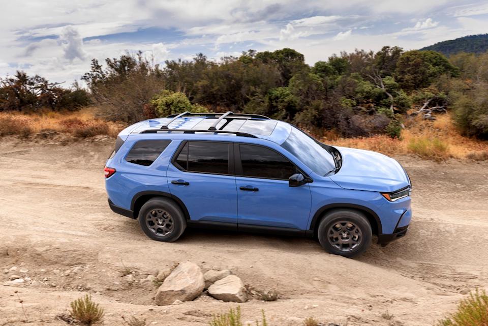 2025 Kia Sorento X-Pro SX Prestige vs. Honda Pilot TrailSport: Which 3-Row Off-Roader is Best?