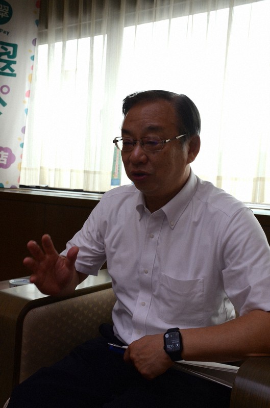 大糸線の将来像を語る糸魚川市の久保田郁夫市長=新潟県糸魚川市で2025年7月15日午前9時25分、神崎修一撮影