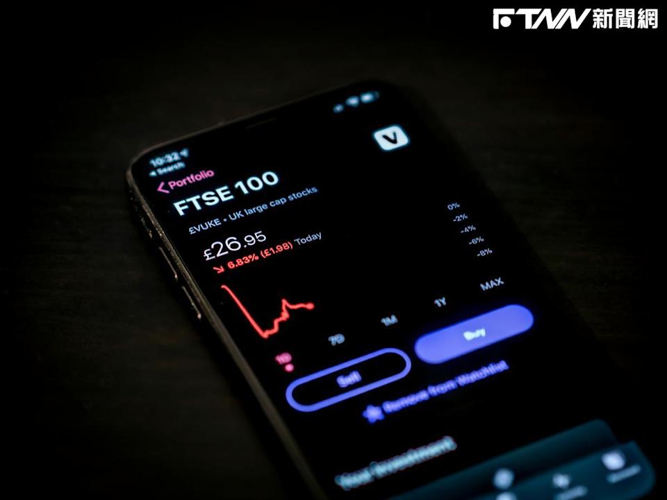 他好奇長期投資該用複委託還是海外券商？（示意圖／unsplash）
